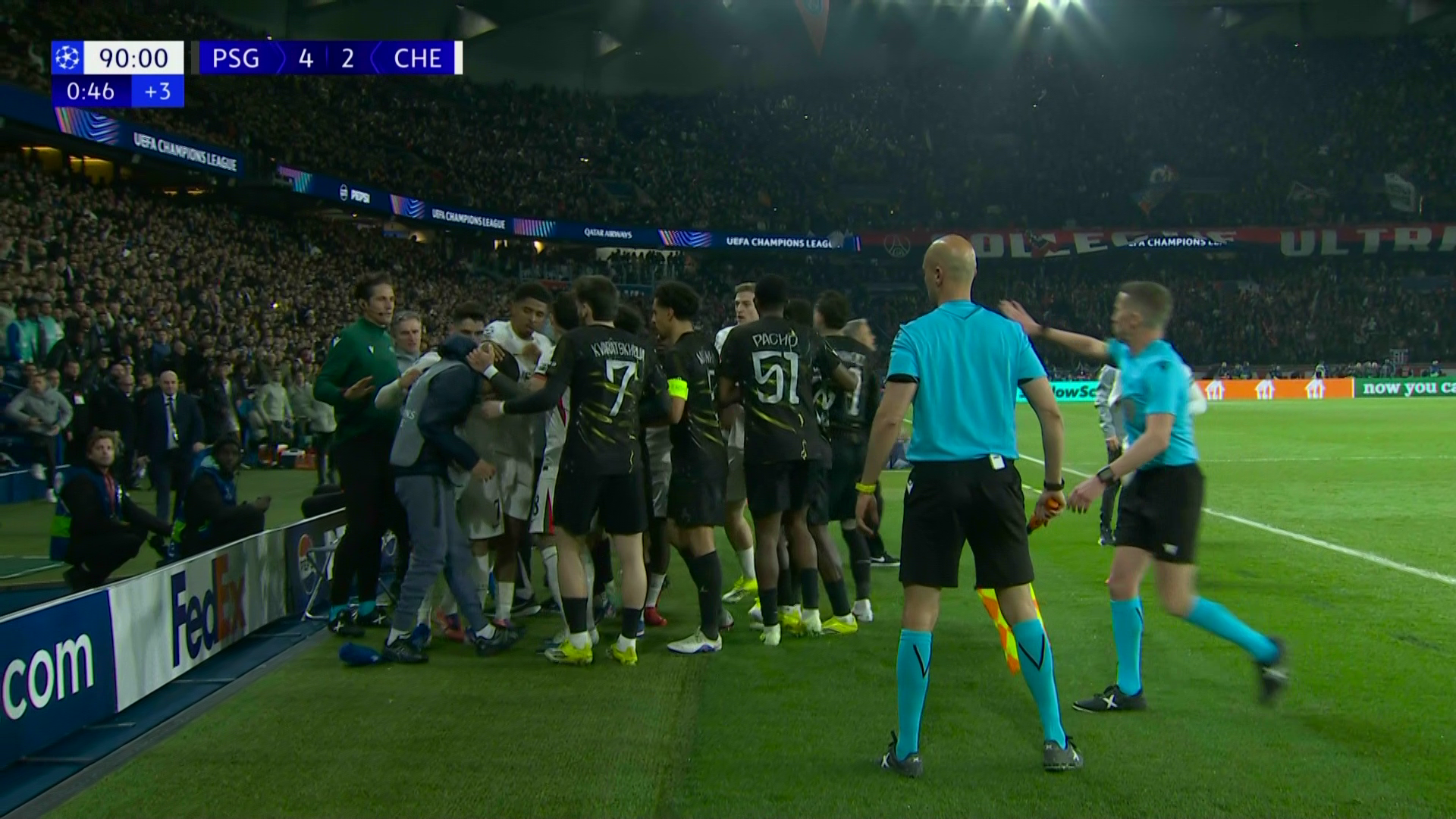 Ng&ocirc;i sao Chelsea g&acirc;y tranh c&atilde;i khi đẩy ng&atilde; cậu b&eacute; nhặt b&oacute;ng trong trận với PSG- Ảnh 2.