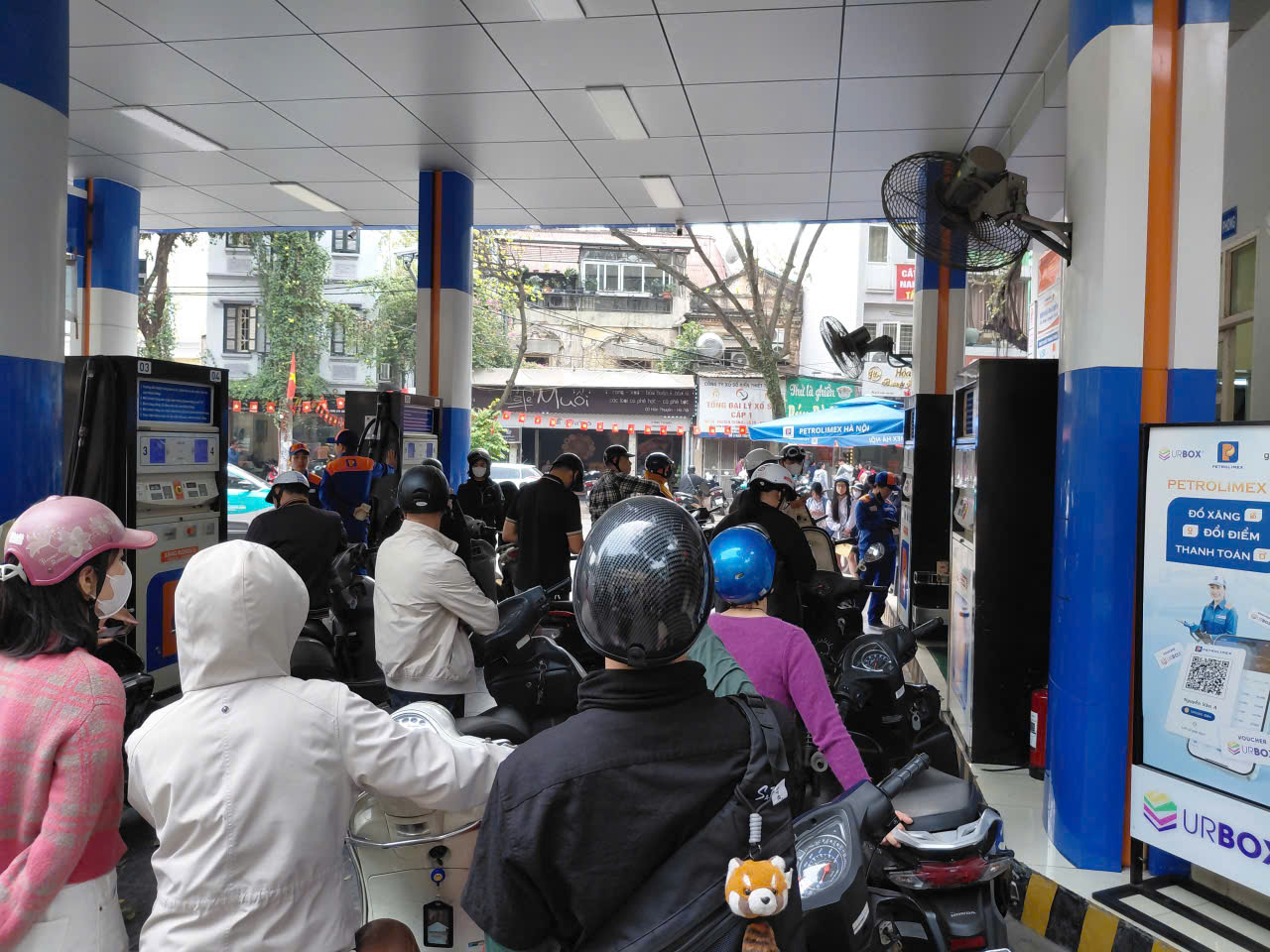 Thủ tướng: Sử dụng tiết kiệm xăng dầu, khuyến kh&iacute;ch  d&ugrave;ng xe điện- Ảnh 1.