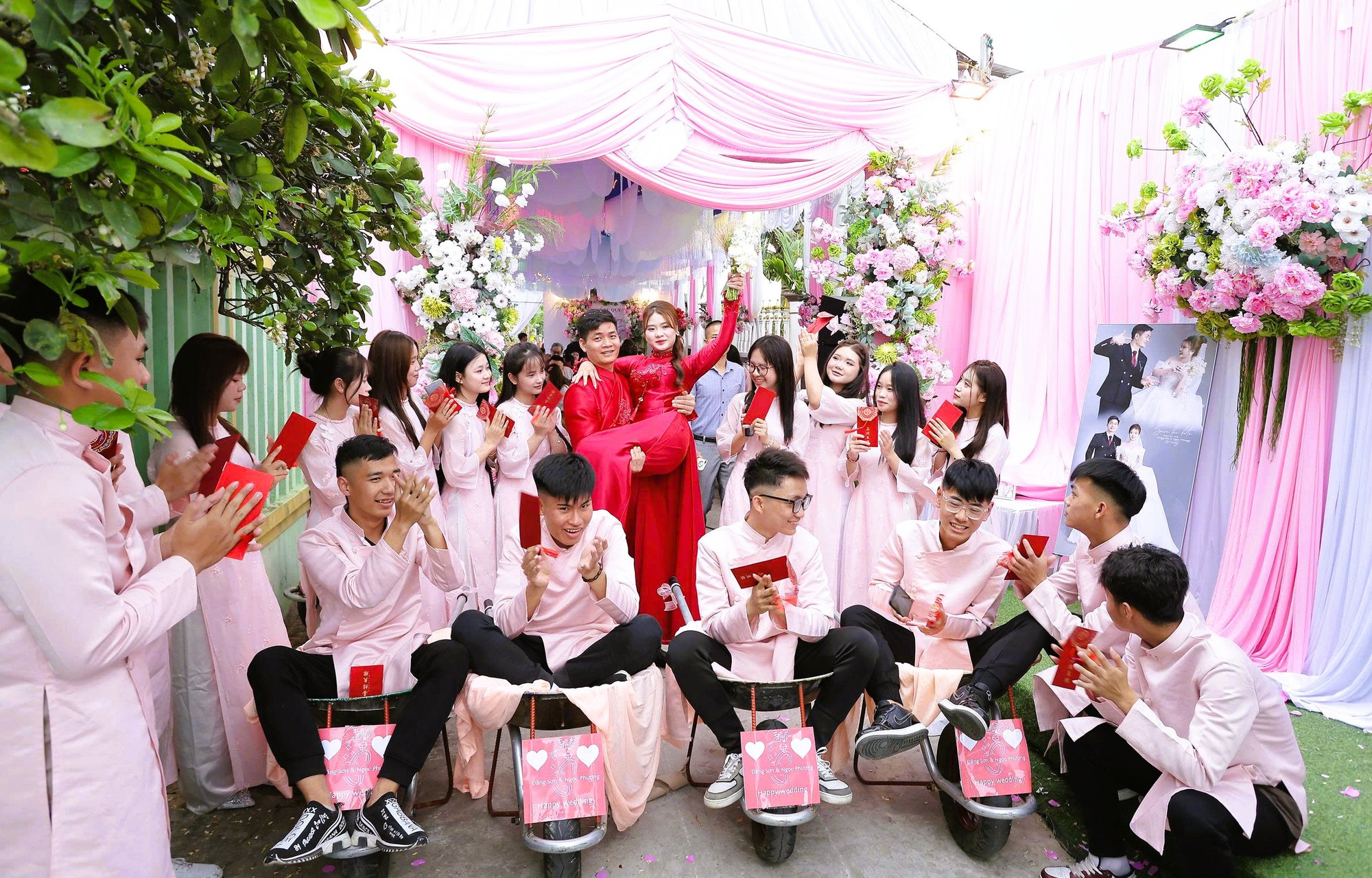 Ch&uacute; rể mang 9 xe r&ugrave;a chở s&iacute;nh lễ đi hỏi vợ- Ảnh 2.