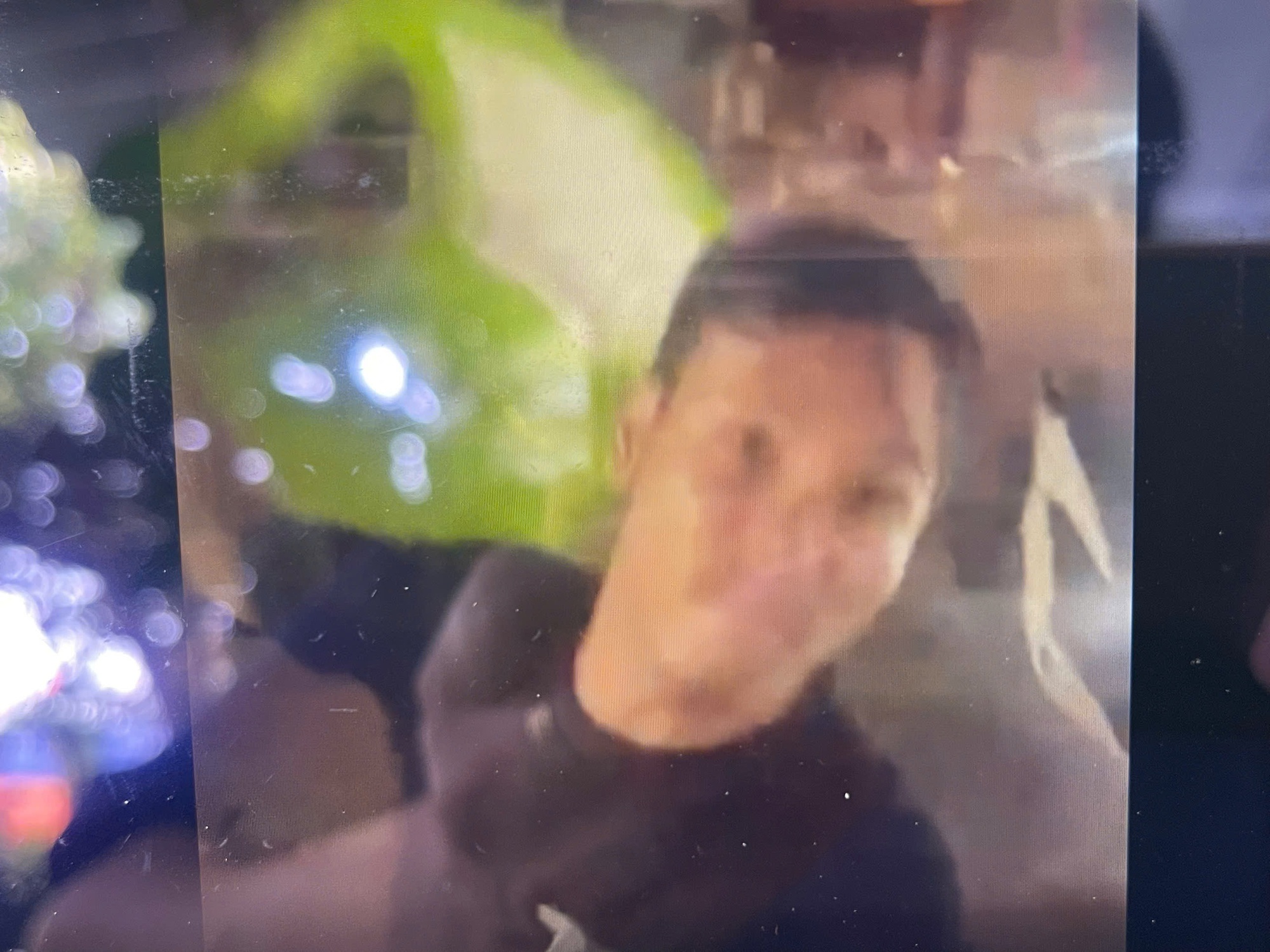 T&agrave;i xế giao h&agrave;ng ở TPHCM bị người lạ lao v&agrave;o đ&aacute;nh- Ảnh 1.