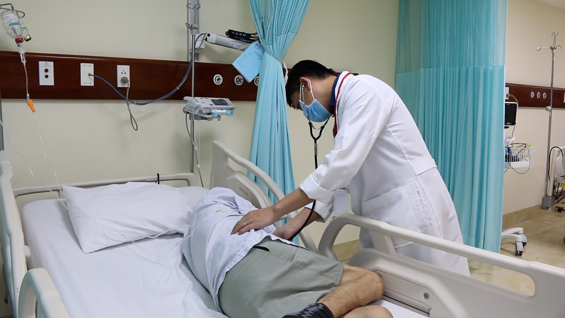 Cụ &ocirc;ng nhiều ng&agrave;y b&iacute; tiểu, nước tiểu trắng đục như sữa- Ảnh 2.