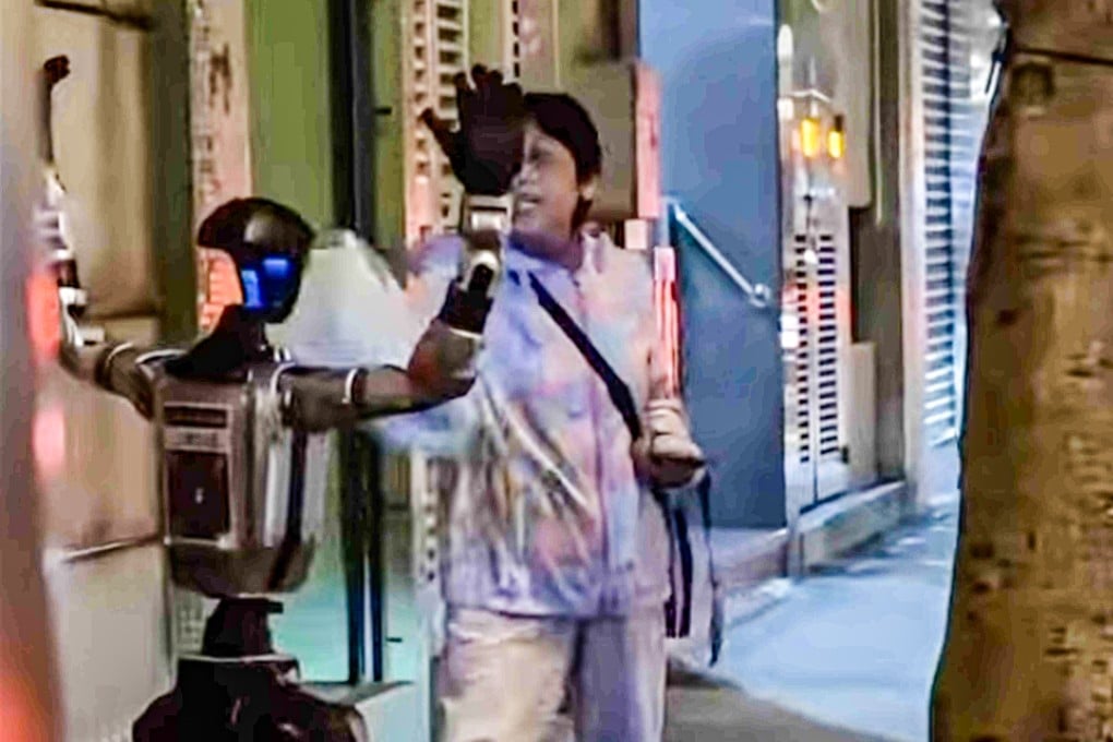 Lần đầu ti&ecirc;n một con robot bị cảnh s&aacute;t &ldquo;bắt giữ&rdquo; sau khi khiến cụ b&agrave; hoảng sợ v&agrave; phải nhập viện- Ảnh 1.