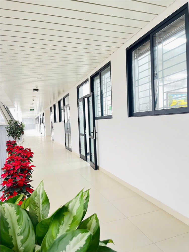 Bức ảnh thầy gi&aacute;o trước cổng trường ở H&agrave; Nội nhận "b&atilde;o" like, phụ huynh rần rần khen: "Thật ấn tượng"- Ảnh 4.