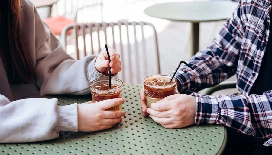 5 loại đồ uống c&oacute; thể tăng nguy cơ ung thư nếu lạm dụng, 2 loại gi&uacute;p ph&ograve;ng ngừa: Bạn hay uống loại n&agrave;o?- Ảnh 1.