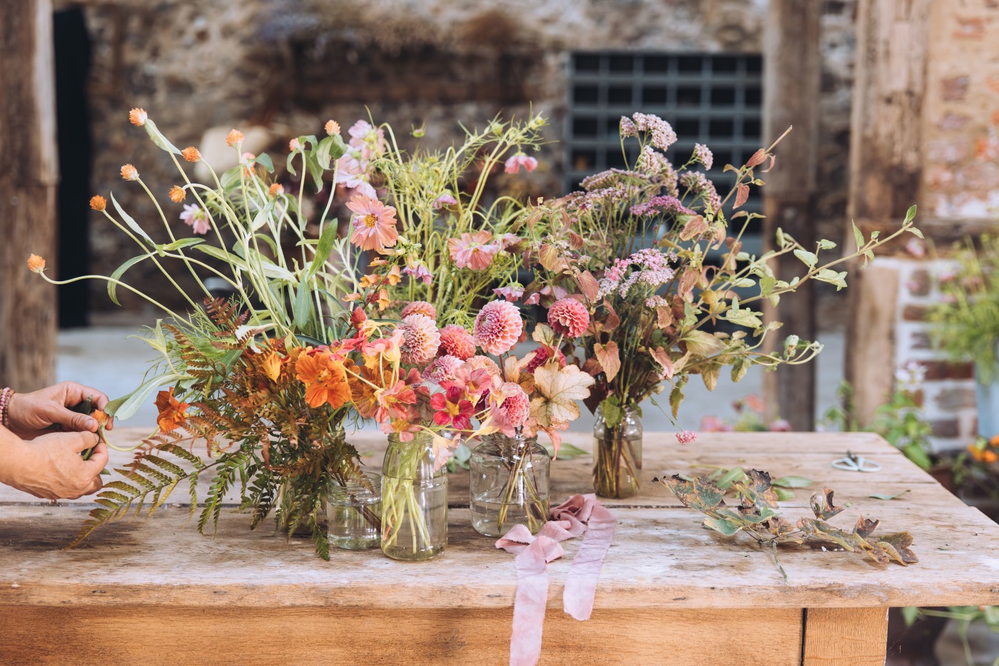 Tr&agrave;o lưu "Slowcation": Phụ nữ hiện đại chi ng&agrave;n đ&ocirc; sang tận ch&acirc;u &Acirc;u chỉ để... h&aacute;i hoa v&agrave; in vải chữa l&agrave;nh &aacute;p lực- Ảnh 2.