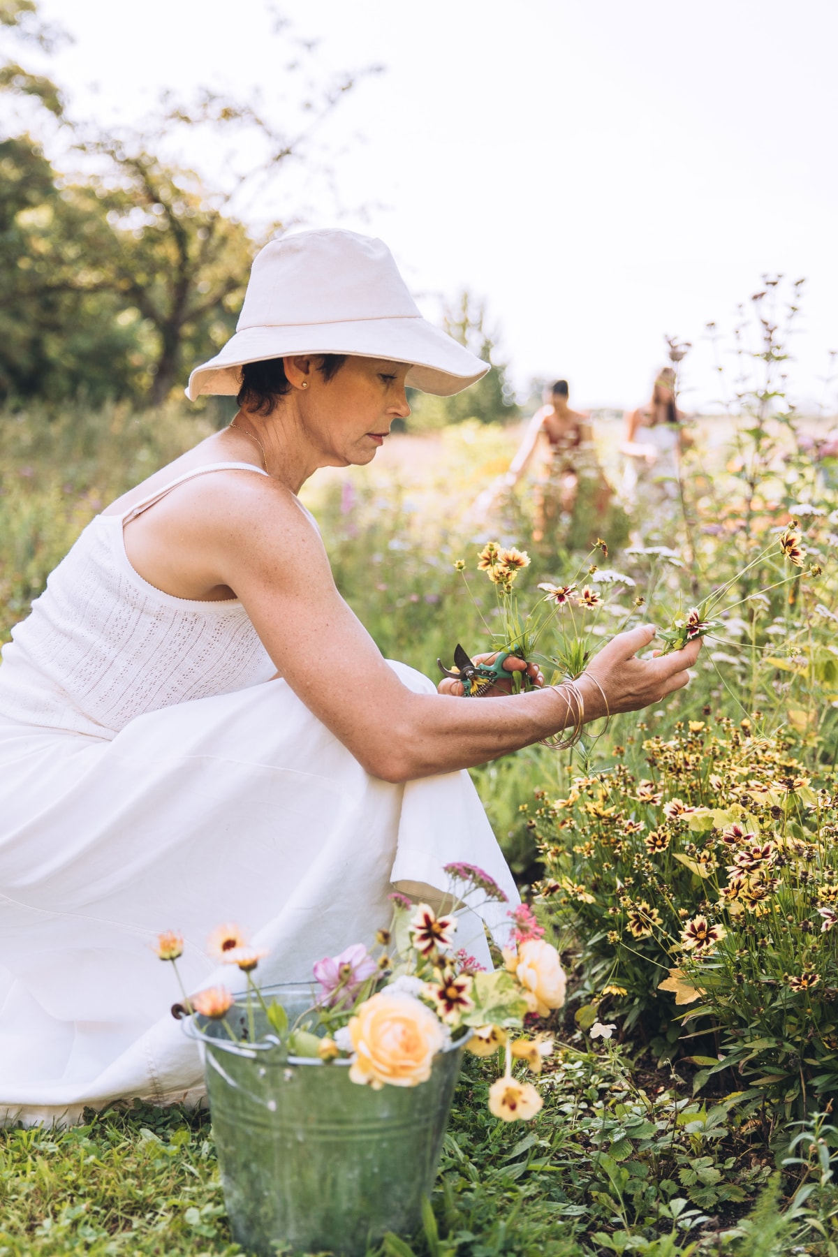 Tr&agrave;o lưu "Slowcation": Phụ nữ hiện đại chi ng&agrave;n đ&ocirc; sang tận ch&acirc;u &Acirc;u chỉ để... h&aacute;i hoa v&agrave; in vải chữa l&agrave;nh &aacute;p lực- Ảnh 4.