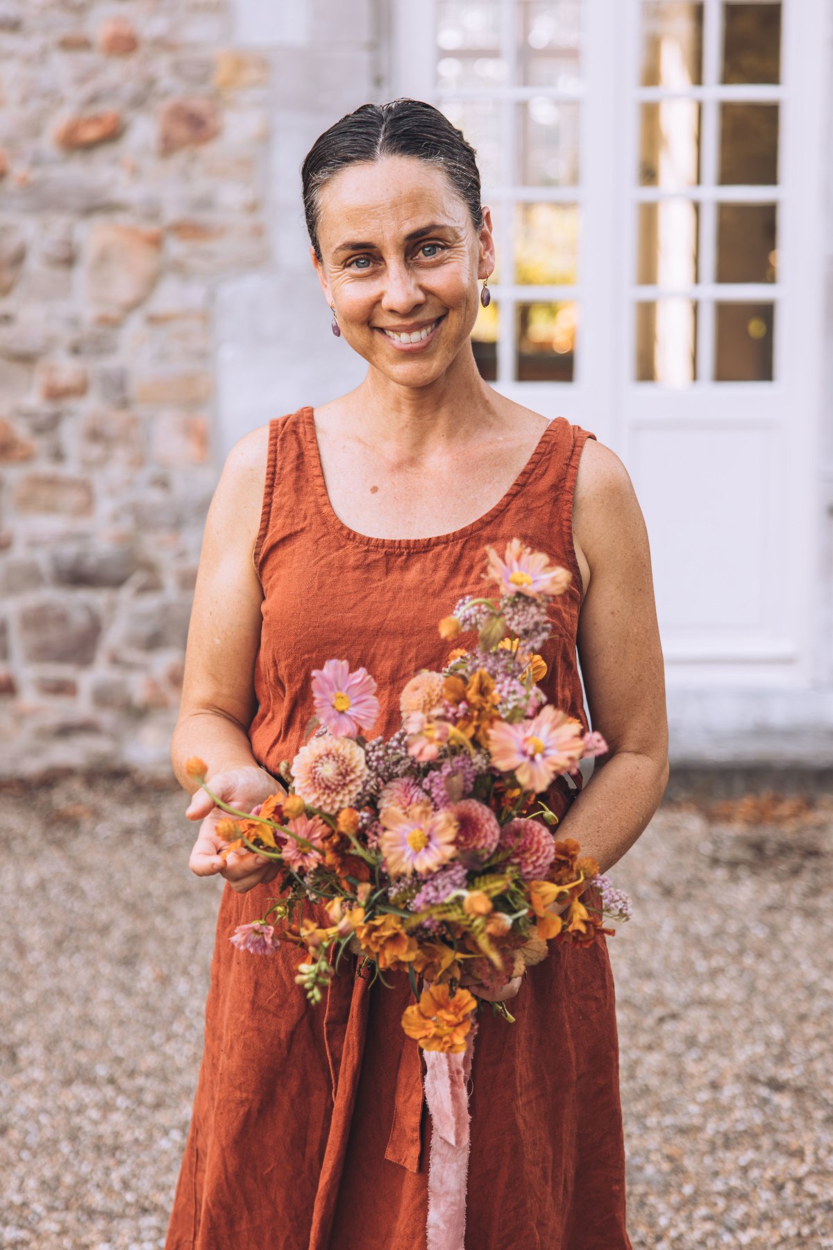 Tr&agrave;o lưu "Slowcation": Phụ nữ hiện đại chi ng&agrave;n đ&ocirc; sang tận ch&acirc;u &Acirc;u chỉ để... h&aacute;i hoa v&agrave; in vải chữa l&agrave;nh &aacute;p lực- Ảnh 3.