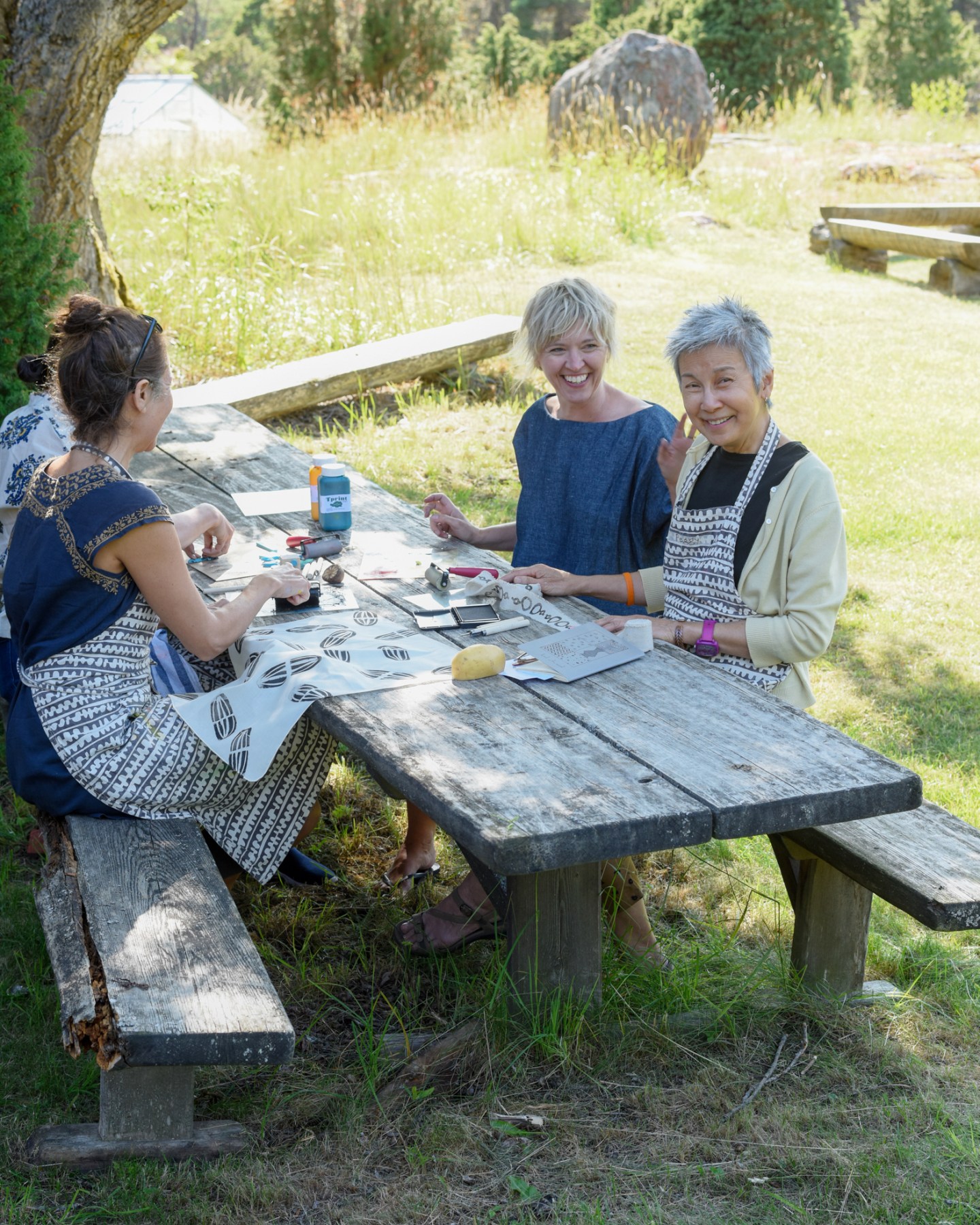 Tr&agrave;o lưu "Slowcation": Phụ nữ hiện đại chi ng&agrave;n đ&ocirc; sang tận ch&acirc;u &Acirc;u chỉ để... h&aacute;i hoa v&agrave; in vải chữa l&agrave;nh &aacute;p lực- Ảnh 5.