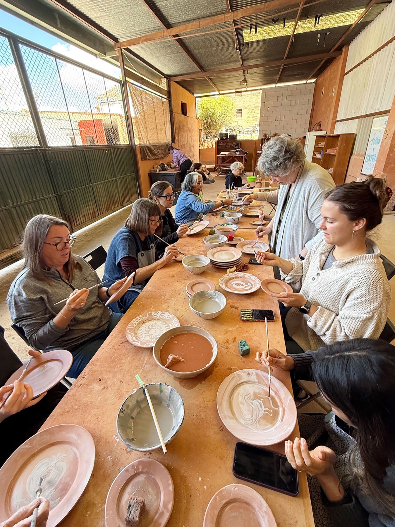 Tr&agrave;o lưu "Slowcation": Phụ nữ hiện đại chi ng&agrave;n đ&ocirc; sang tận ch&acirc;u &Acirc;u chỉ để... h&aacute;i hoa v&agrave; in vải chữa l&agrave;nh &aacute;p lực- Ảnh 9.