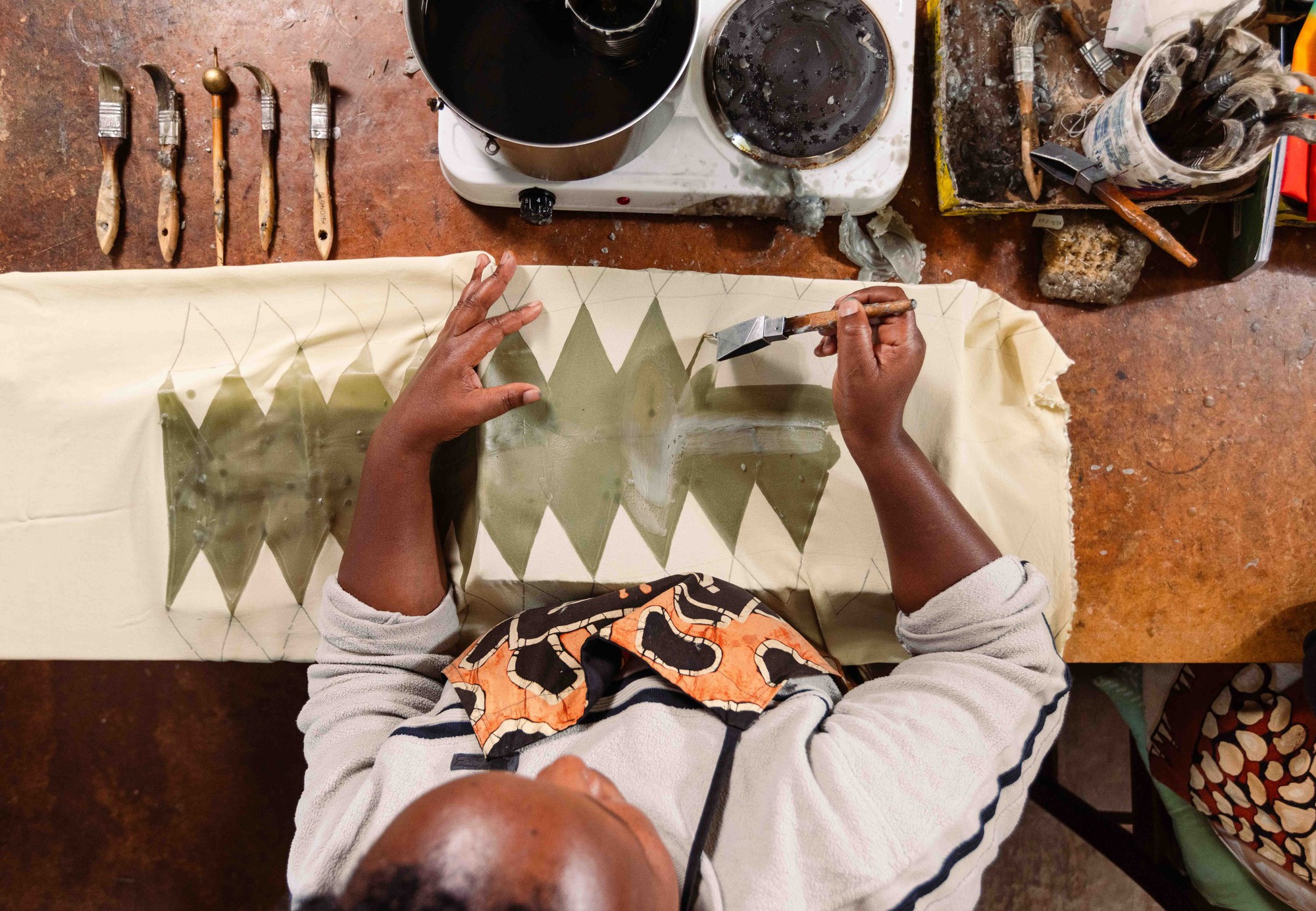 Tr&agrave;o lưu "Slowcation": Phụ nữ hiện đại chi ng&agrave;n đ&ocirc; sang tận ch&acirc;u &Acirc;u chỉ để... h&aacute;i hoa v&agrave; in vải chữa l&agrave;nh &aacute;p lực- Ảnh 11.