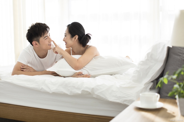 "T&ocirc;i nhận ra chồng thay đổi từ những điều rất nhỏ": 5 dấu hiệu &acirc;m thầm cho thấy sinh l&yacute; nam c&oacute; thể đang đi xuống- Ảnh 2.