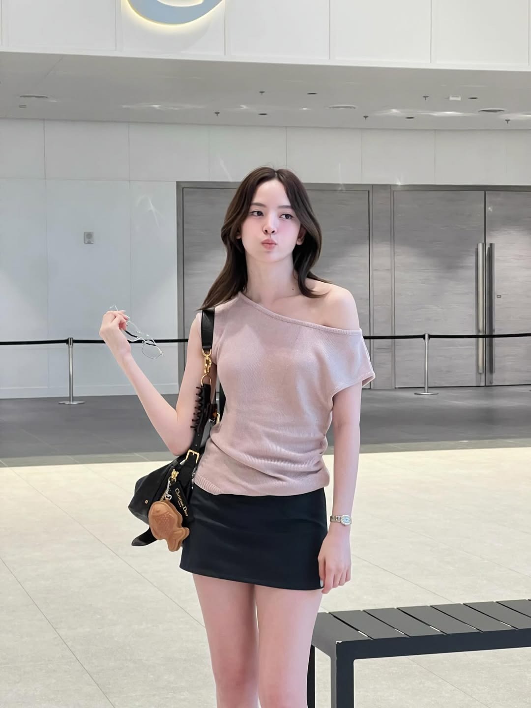 Hội mặc đẹp to&agrave;n cầu đều "thủ" chiếc &aacute;o n&agrave;y trong tủ: Xinh đứ đừ, diện c&ugrave;ng ch&acirc;n v&aacute;y hay quần jeans đều hợp v&ocirc; đối- Ảnh 8.