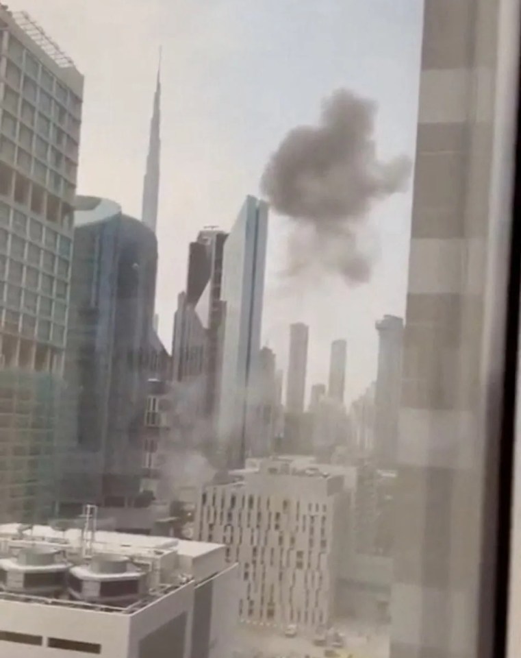 Trung t&acirc;m t&agrave;i ch&iacute;nh Dubai rung chuyển với h&agrave;ng loạt vụ nổ do drone tự s&aacute;t, kh&oacute;i đen bốc cao giữa khu nh&agrave; chọc trời- Ảnh 2.