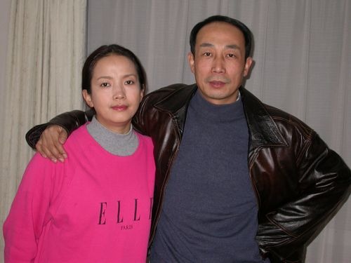 Cặp vợ chồng diễn vi&ecirc;n lang thang nhặt r&aacute;c tr&ecirc;n phố, nh&igrave;n như ăn m&agrave;y h&oacute;a ra kiếm đến 15 tỷ/năm- Ảnh 1.