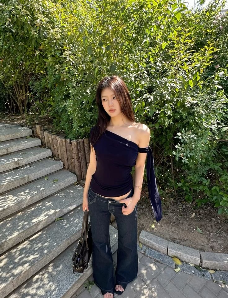 Hội mặc đẹp to&agrave;n cầu đều "thủ" chiếc &aacute;o n&agrave;y trong tủ: Xinh đứ đừ, diện c&ugrave;ng ch&acirc;n v&aacute;y hay quần jeans đều hợp v&ocirc; đối- Ảnh 7.