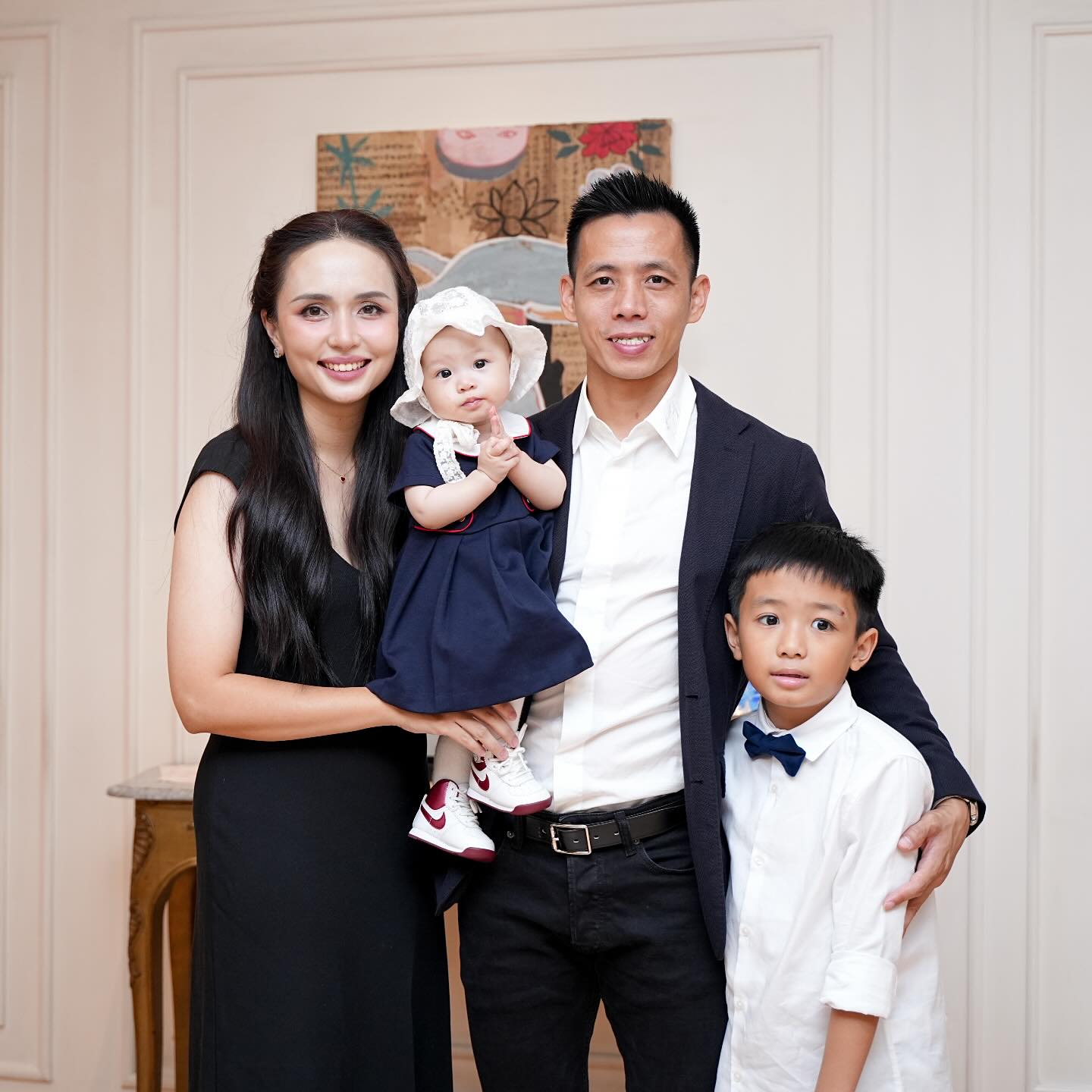 Vợ Văn Quyết viral khắp c&otilde;i mạng bởi khoảnh khắc xinh đẹp, kh&iacute; chất tiểu thư khi xuất hiện tr&ecirc;n Fanpage Th&ocirc;ng tin Ch&iacute;nh phủ- Ảnh 3.