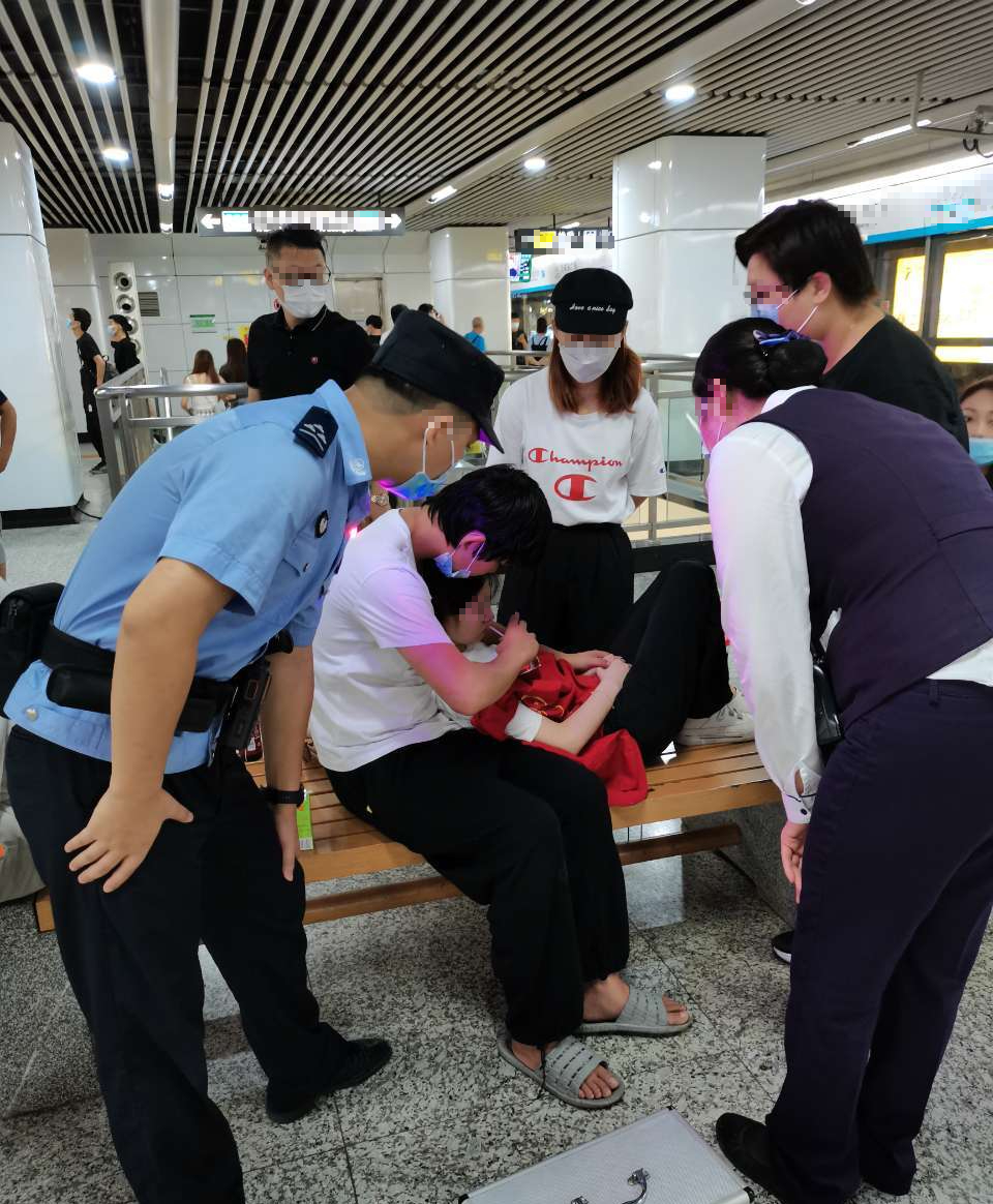 Người phụ nữ 30 tuổi đột ngột tử vong sau 10 ph&uacute;t xuống m&aacute;y bay, b&aacute;c sĩ cảnh b&aacute;o: "H&atilde;y cẩn thận với kiểu thoải m&aacute;i n&agrave;y"- Ảnh 1.