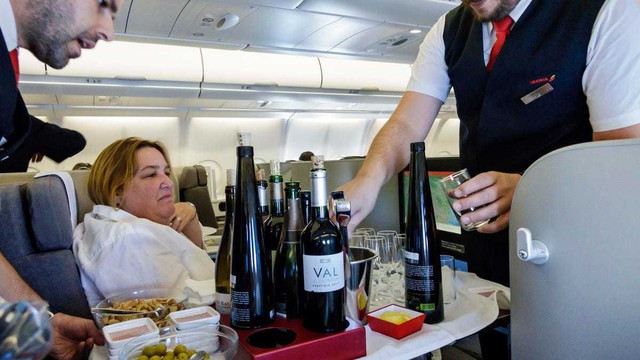 Cảnh tượng h&agrave;nh kh&aacute;ch uống bia, ăn nhậu tr&ecirc;n m&aacute;y bay: C&oacute; vi phạm quy định? Th&igrave; ra nhiều người chưa biết- Ảnh 3.