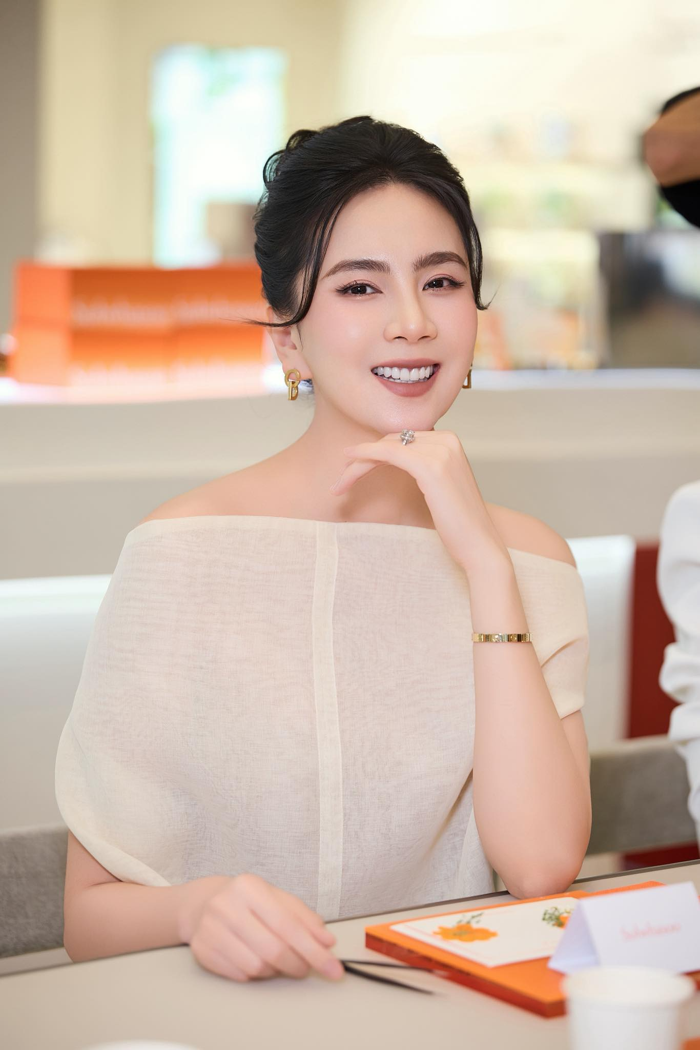 H&ocirc;n nh&acirc;n của người đẹp VTV với chồng k&eacute;m tuổi trong t&ograve;a nh&agrave; bề thế ở Bắc Ninh: Một bức ảnh h&eacute; lộ cuộc sống hiện tại- Ảnh 1.