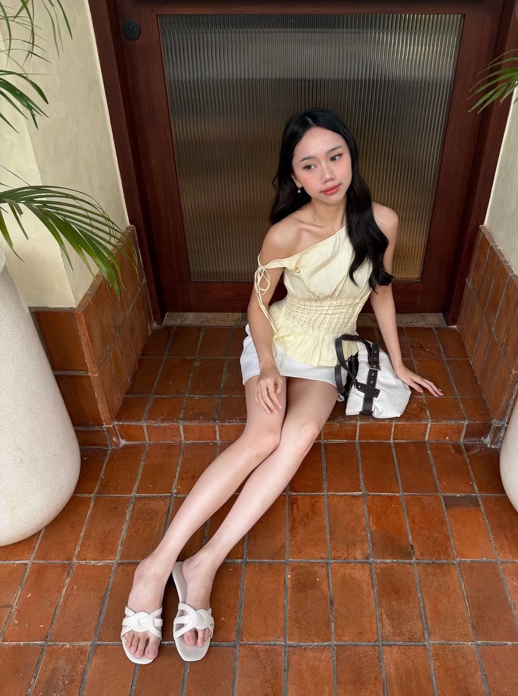 Hội mặc đẹp to&agrave;n cầu đều "thủ" chiếc &aacute;o n&agrave;y trong tủ: Xinh đứ đừ, diện c&ugrave;ng ch&acirc;n v&aacute;y hay quần jeans đều hợp v&ocirc; đối- Ảnh 9.