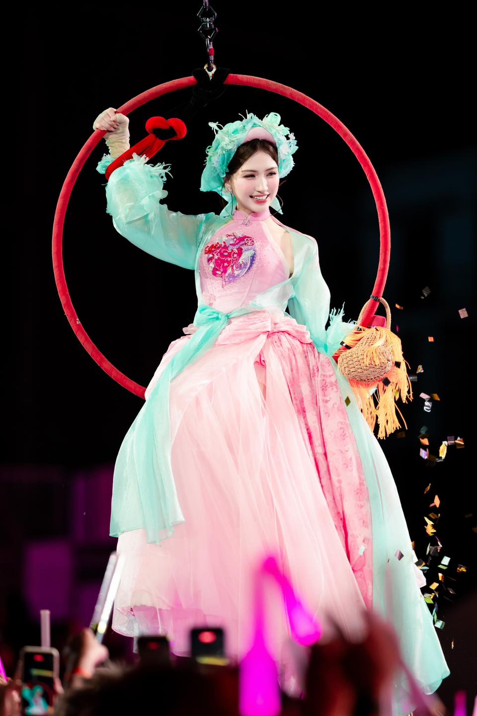 Chưa ai l&agrave;m được như Ho&agrave;ng Th&ugrave;y Linh- Ảnh 15.