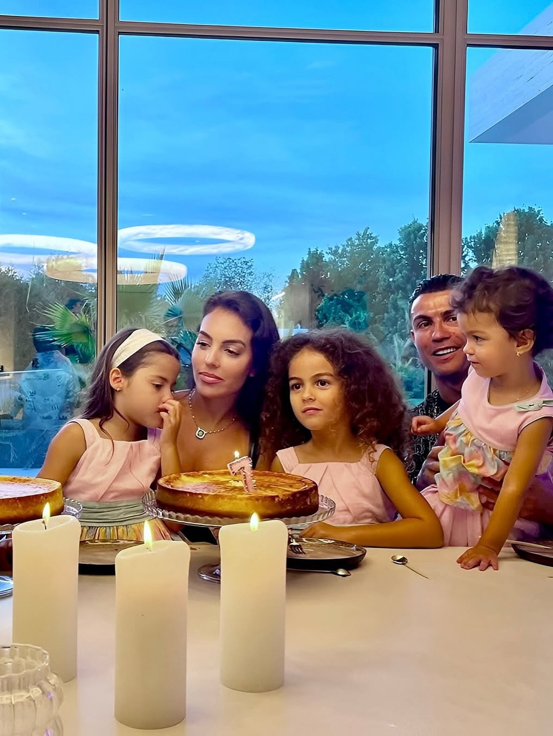 Bạn g&aacute;i Ronaldo diện v&aacute;y sexy khoe body "bỏng mắt", bảo sao si&ecirc;u sao b&oacute;ng đ&aacute; m&ecirc; t&iacute;t- Ảnh 3.