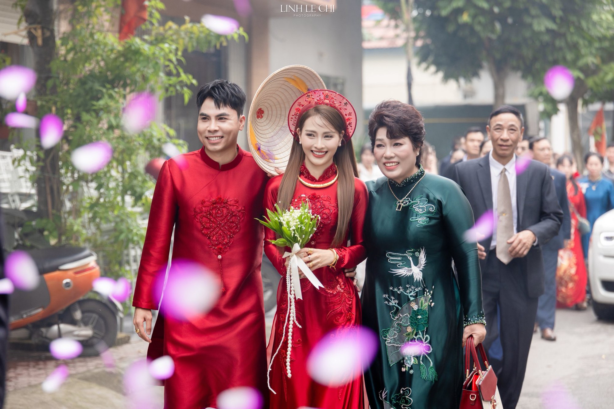 Cho&aacute;ng với rạp cưới Đức Huy v&agrave; MC M&ugrave; Tạt: Rồng phượng khổng lồ, đ&egrave;n phủ k&iacute;n, quy m&ocirc; nhất nh&igrave; l&agrave;ng b&oacute;ng đ&aacute;- Ảnh 6.