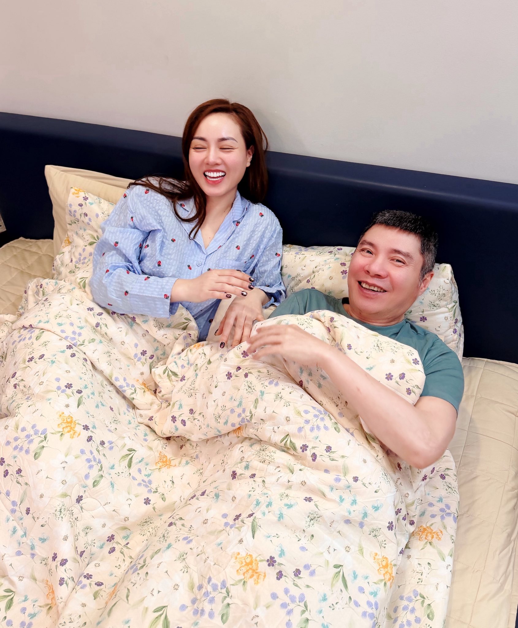 Vợ nghệ sĩ C&ocirc;ng L&yacute; căng thẳng: 