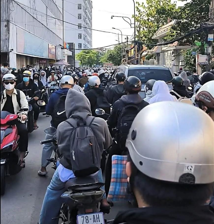 Sinh vi&ecirc;n nh&aacute;o nh&aacute;c v&igrave; b&atilde;i xe bất ngờ đ&oacute;ng cửa, trường đại học chuyển hướng học online- Ảnh 1.