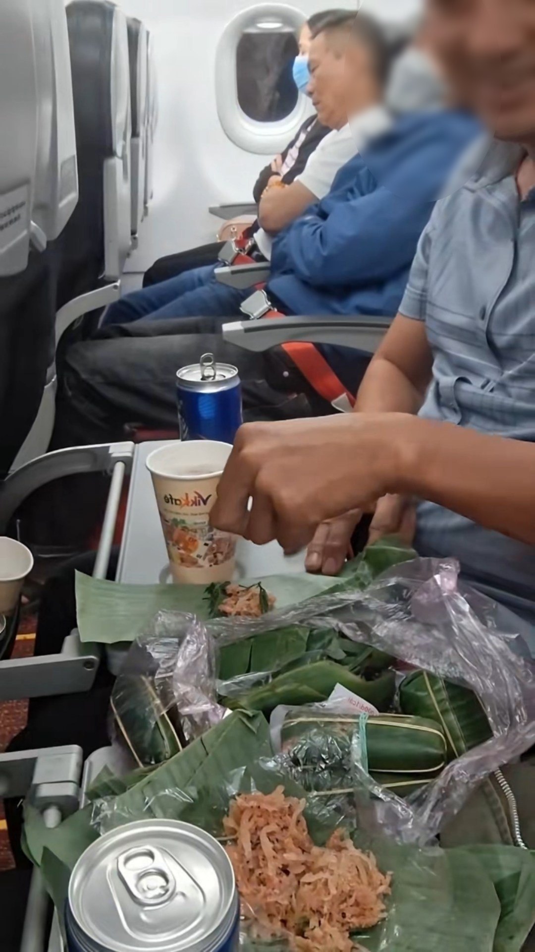 Mang cả t&uacute;i nem chua, khui bia nhậu ngay tr&ecirc;n m&aacute;y bay, 2 người đ&agrave;n &ocirc;ng g&acirc;y tranh c&atilde;i dữ dội- Ảnh 2.