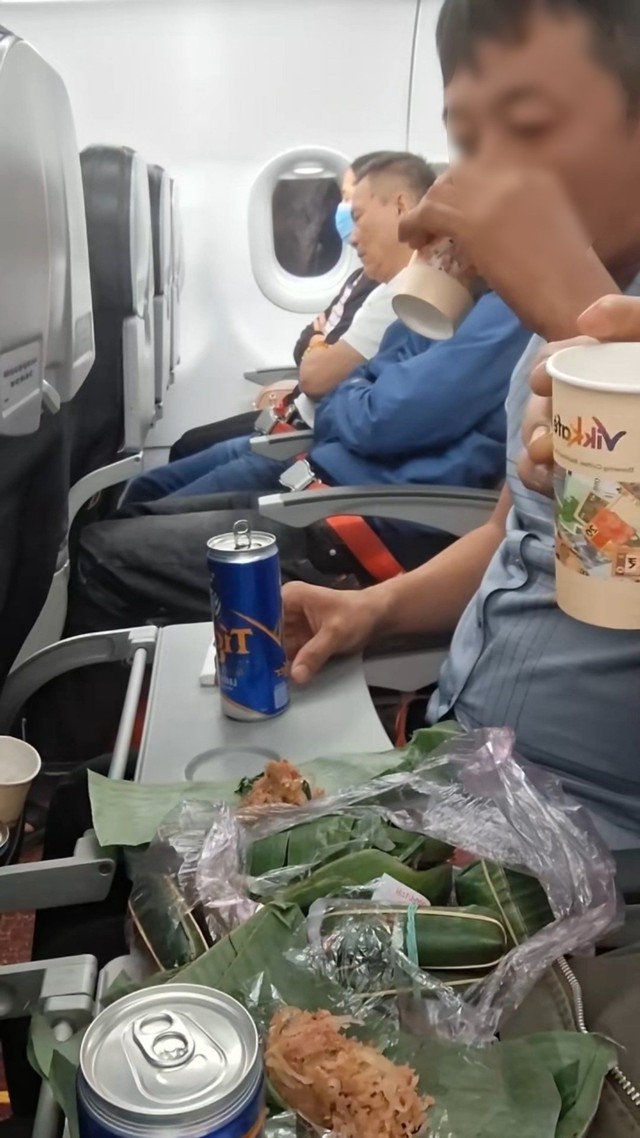 Cảnh tượng h&agrave;nh kh&aacute;ch uống bia, ăn nhậu tr&ecirc;n m&aacute;y bay: C&oacute; vi phạm quy định? Th&igrave; ra nhiều người chưa biết- Ảnh 1.