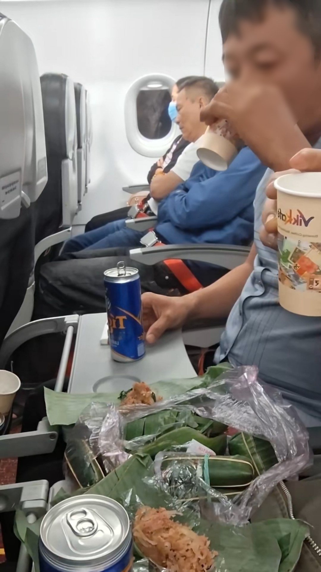 Mang cả t&uacute;i nem chua, khui bia nhậu ngay tr&ecirc;n m&aacute;y bay, 2 người đ&agrave;n &ocirc;ng g&acirc;y tranh c&atilde;i dữ dội- Ảnh 1.