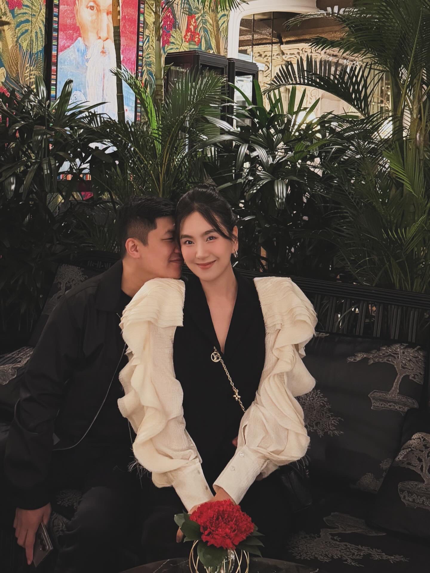 H&ocirc;n nh&acirc;n của người đẹp VTV với chồng k&eacute;m tuổi trong t&ograve;a nh&agrave; bề thế ở Bắc Ninh: Một bức ảnh h&eacute; lộ cuộc sống hiện tại- Ảnh 2.