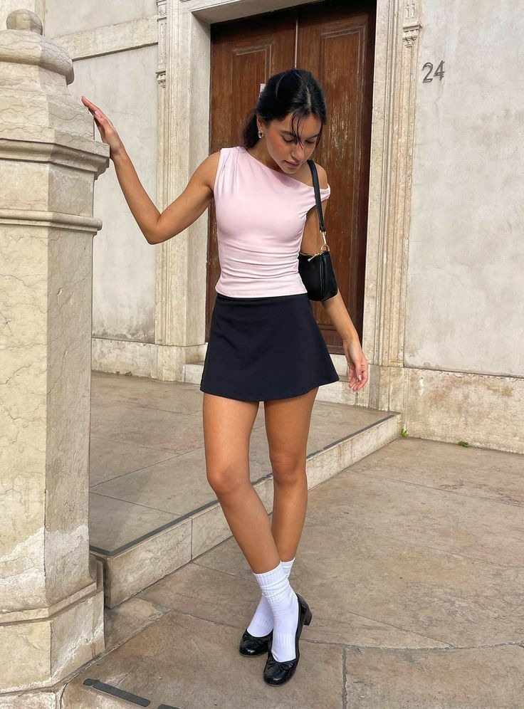 Hội mặc đẹp to&agrave;n cầu đều "thủ" chiếc &aacute;o n&agrave;y trong tủ: Xinh đứ đừ, diện c&ugrave;ng ch&acirc;n v&aacute;y hay quần jeans đều hợp v&ocirc; đối- Ảnh 18.