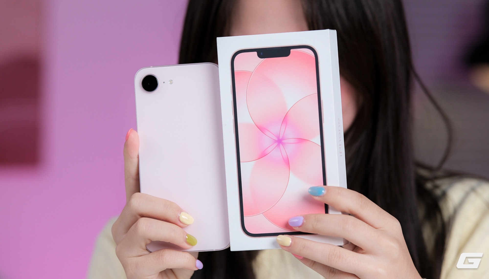 Cận cảnh iPhone 17e m&agrave;u hồng mới: Hồng m&agrave; nhạt như trắng, hợp với nữ nhưng nam d&ugrave;ng cũng chẳng sao- Ảnh 1.