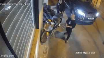 Clip g&acirc;y bức x&uacute;c: T&agrave;i xế Range Rover xuống xe chọc thủng lốp xe m&aacute;y SH trong ng&otilde; nhỏ ở H&agrave; Nội- Ảnh 1.