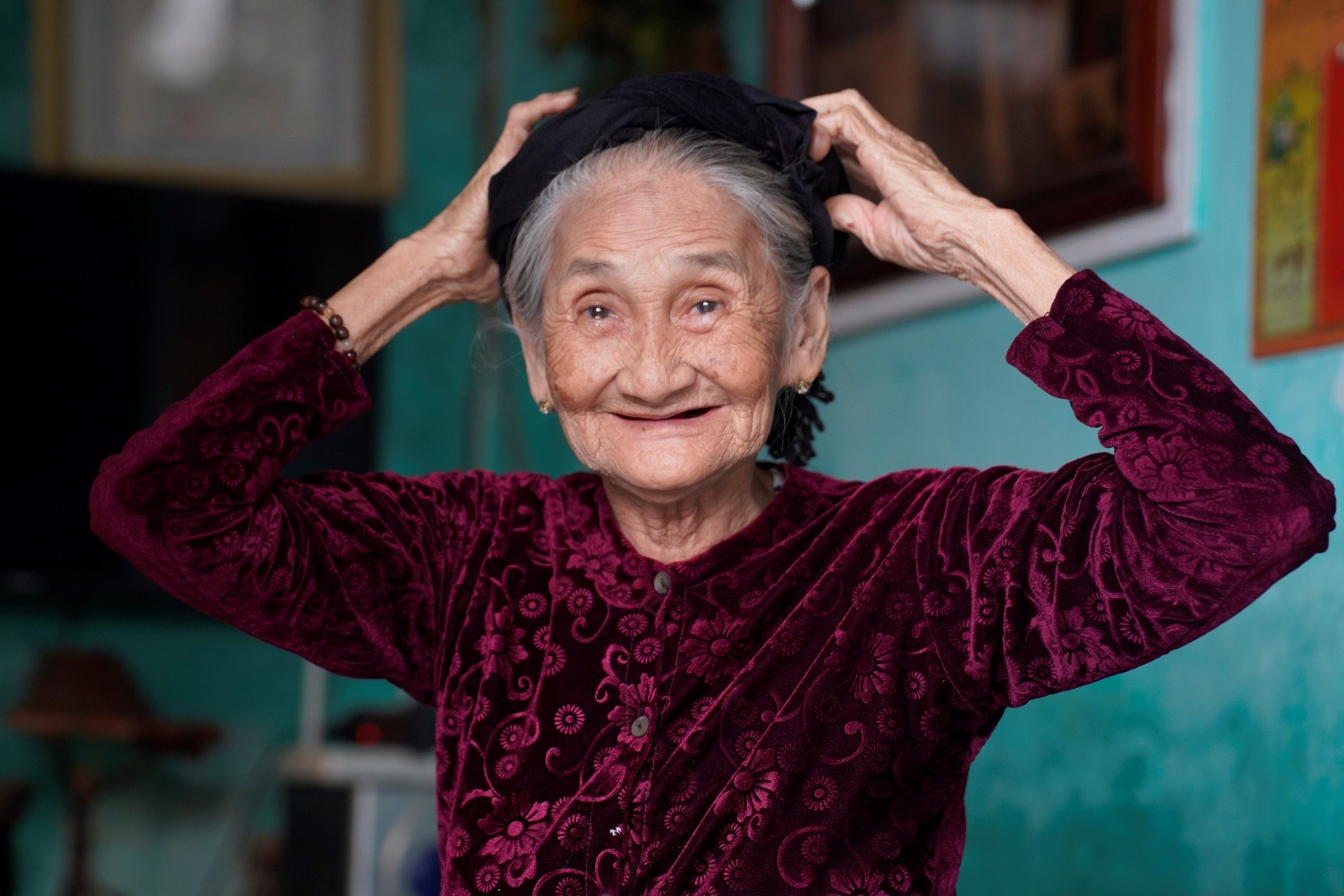 Bất ngờ gặp lại "cụ b&agrave; đẹp nhất thế giới" ở Hội An: "Ng&agrave;y n&agrave;o c&ograve;n khỏe l&agrave; c&ograve;n thấy vui!"- Ảnh 4.