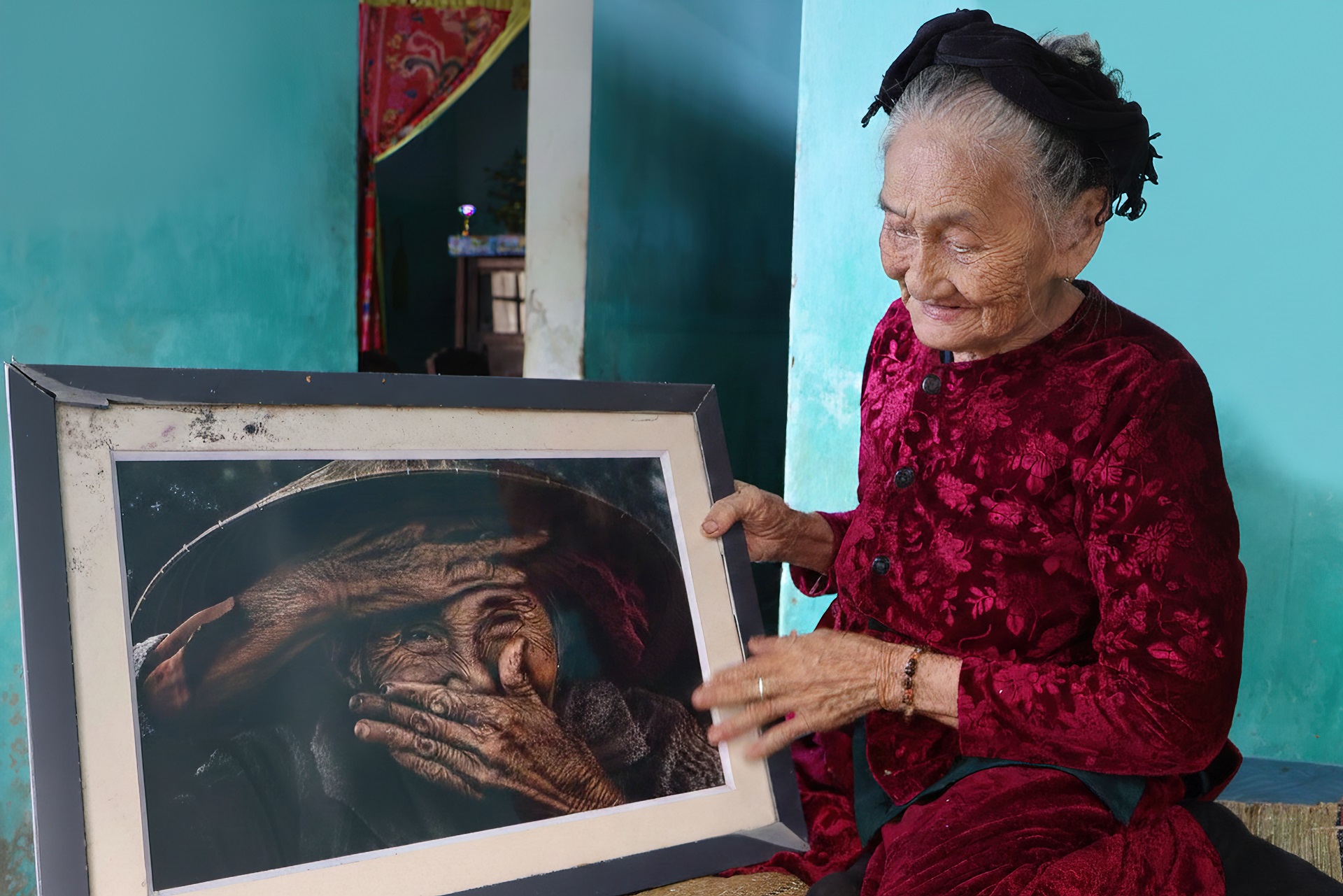 Bất ngờ gặp lại "cụ b&agrave; đẹp nhất thế giới" ở Hội An: "Ng&agrave;y n&agrave;o c&ograve;n khỏe l&agrave; c&ograve;n thấy vui!"- Ảnh 7.