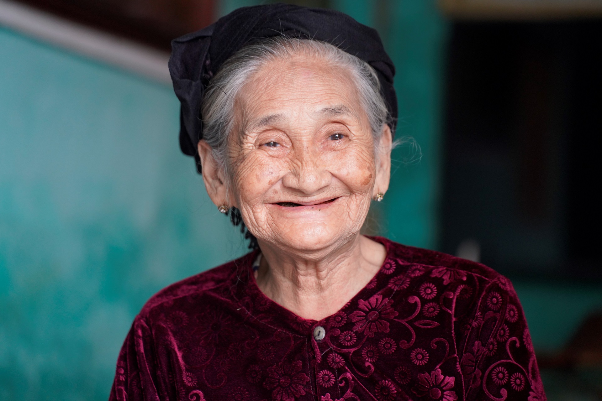 Bất ngờ gặp lại "cụ b&agrave; đẹp nhất thế giới" ở Hội An: "Ng&agrave;y n&agrave;o c&ograve;n khỏe l&agrave; c&ograve;n thấy vui!"- Ảnh 3.