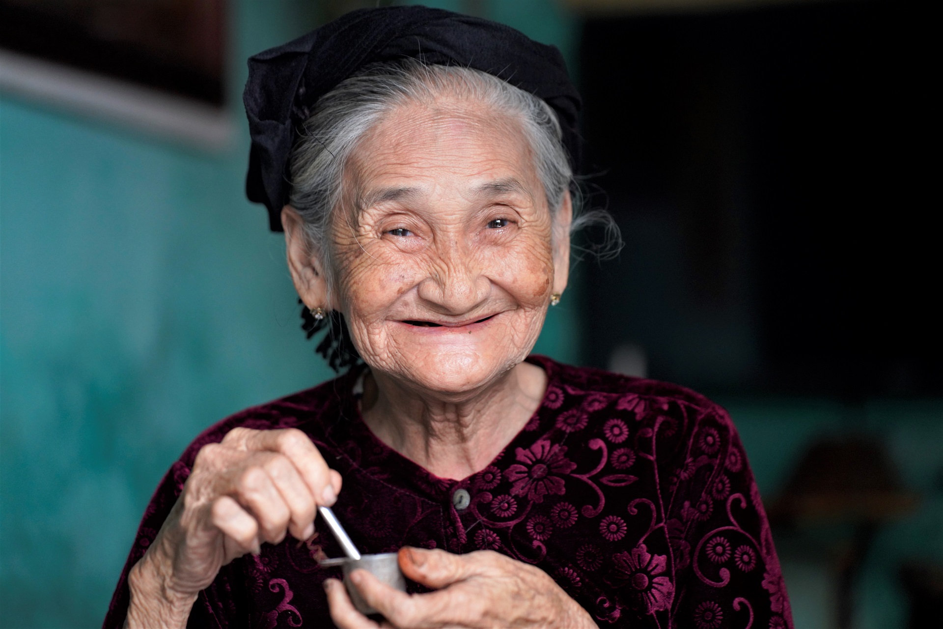 Bất ngờ gặp lại "cụ b&agrave; đẹp nhất thế giới" ở Hội An: "Ng&agrave;y n&agrave;o c&ograve;n khỏe l&agrave; c&ograve;n thấy vui!"- Ảnh 6.