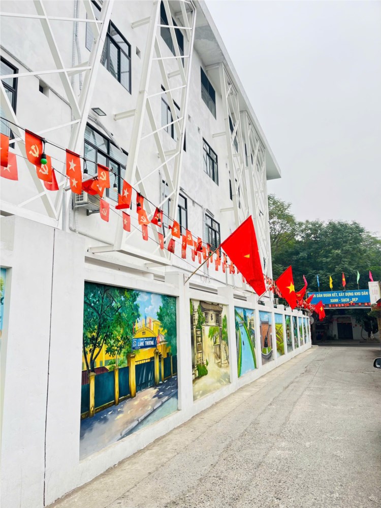 Bức ảnh thầy gi&aacute;o trước cổng trường ở H&agrave; Nội nhận "b&atilde;o" like, phụ huynh rần rần khen: "Thật ấn tượng"- Ảnh 3.