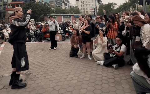 Bắt gặp nam thần Học viện Cảnh s&aacute;t, l&agrave;m 1 h&agrave;nh động g&acirc;y ch&uacute; &yacute; giữa ng&atilde; tư- Ảnh 1.