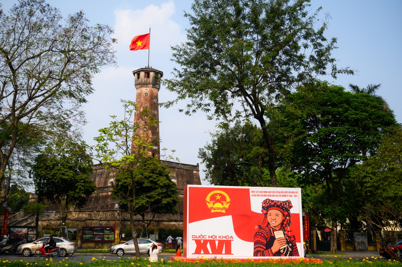 Th&agrave;nh phố rực đỏ cờ hoa, kh&ocirc;ng kh&iacute; Ng&agrave;y hội bầu cử đang đến rất gần!- Ảnh 1.