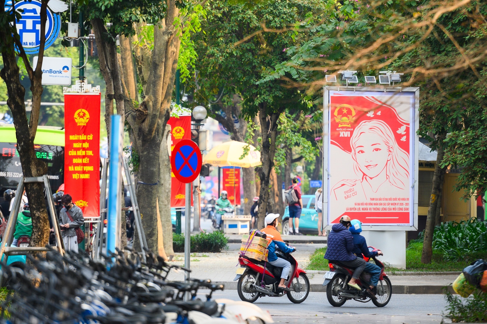 Th&agrave;nh phố rực đỏ cờ hoa, kh&ocirc;ng kh&iacute; Ng&agrave;y hội bầu cử đang đến rất gần!- Ảnh 13.