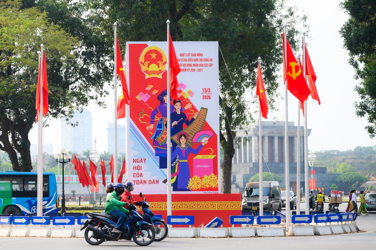 Th&agrave;nh phố rực đỏ cờ hoa, kh&ocirc;ng kh&iacute; Ng&agrave;y hội bầu cử đang đến rất gần!- Ảnh 9.