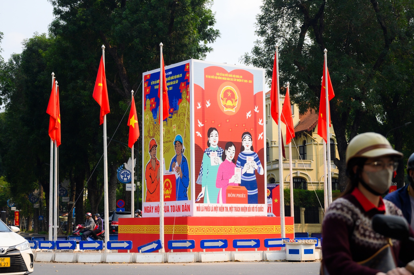 Th&agrave;nh phố rực đỏ cờ hoa, kh&ocirc;ng kh&iacute; Ng&agrave;y hội bầu cử đang đến rất gần!- Ảnh 2.