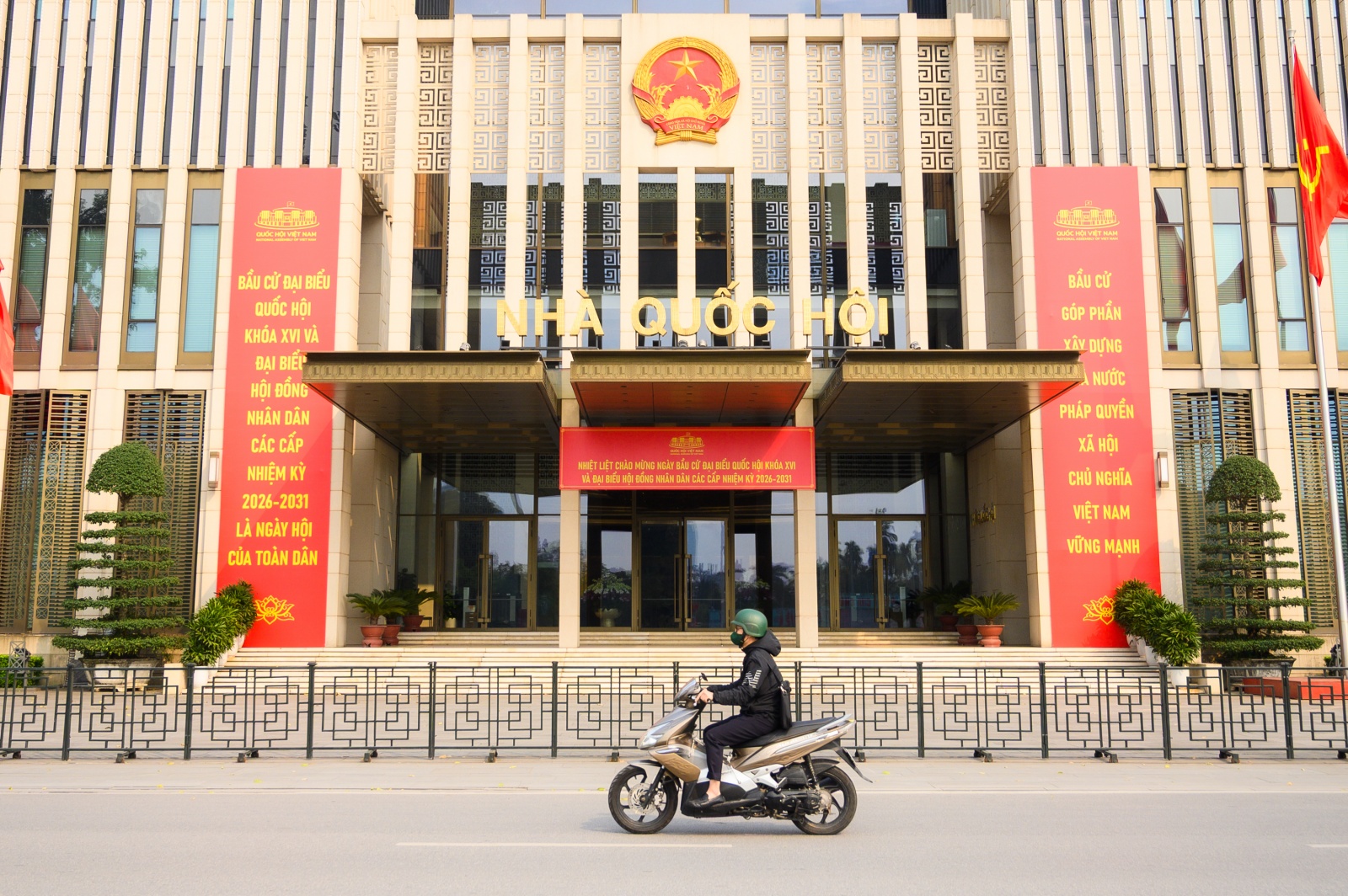 Th&agrave;nh phố rực đỏ cờ hoa, kh&ocirc;ng kh&iacute; Ng&agrave;y hội bầu cử đang đến rất gần!- Ảnh 5.