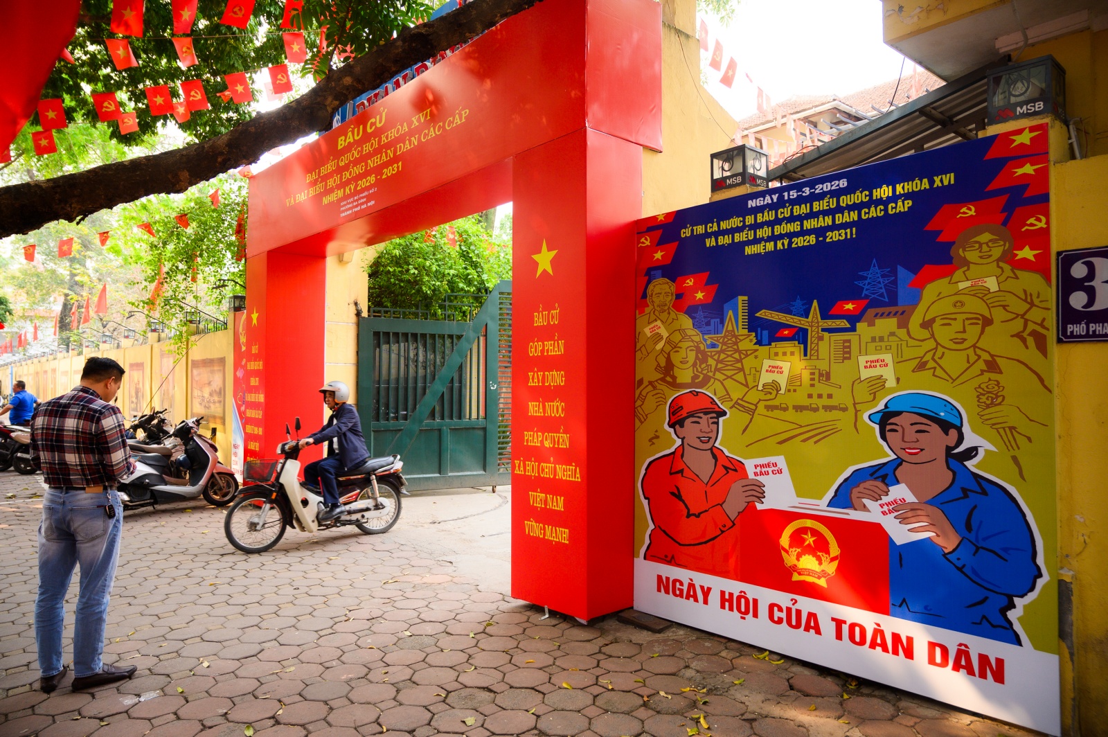 Th&agrave;nh phố rực đỏ cờ hoa, kh&ocirc;ng kh&iacute; Ng&agrave;y hội bầu cử đang đến rất gần!- Ảnh 11.