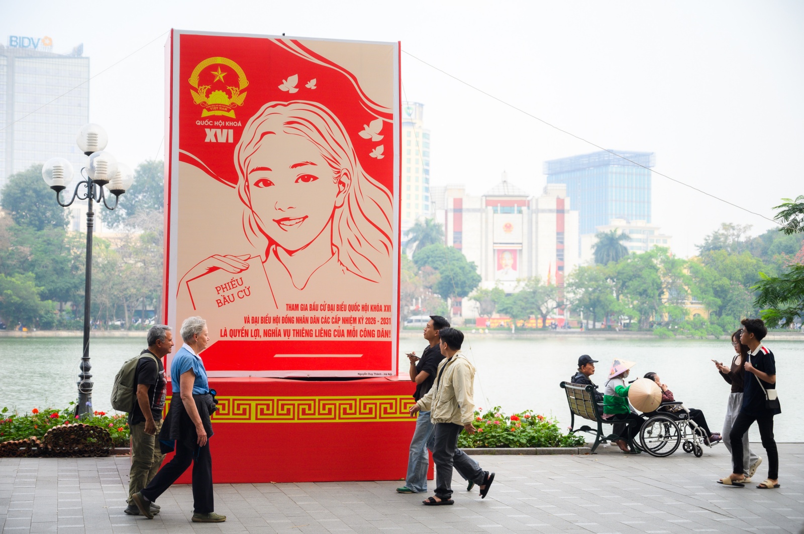 Th&agrave;nh phố rực đỏ cờ hoa, kh&ocirc;ng kh&iacute; Ng&agrave;y hội bầu cử đang đến rất gần!- Ảnh 8.