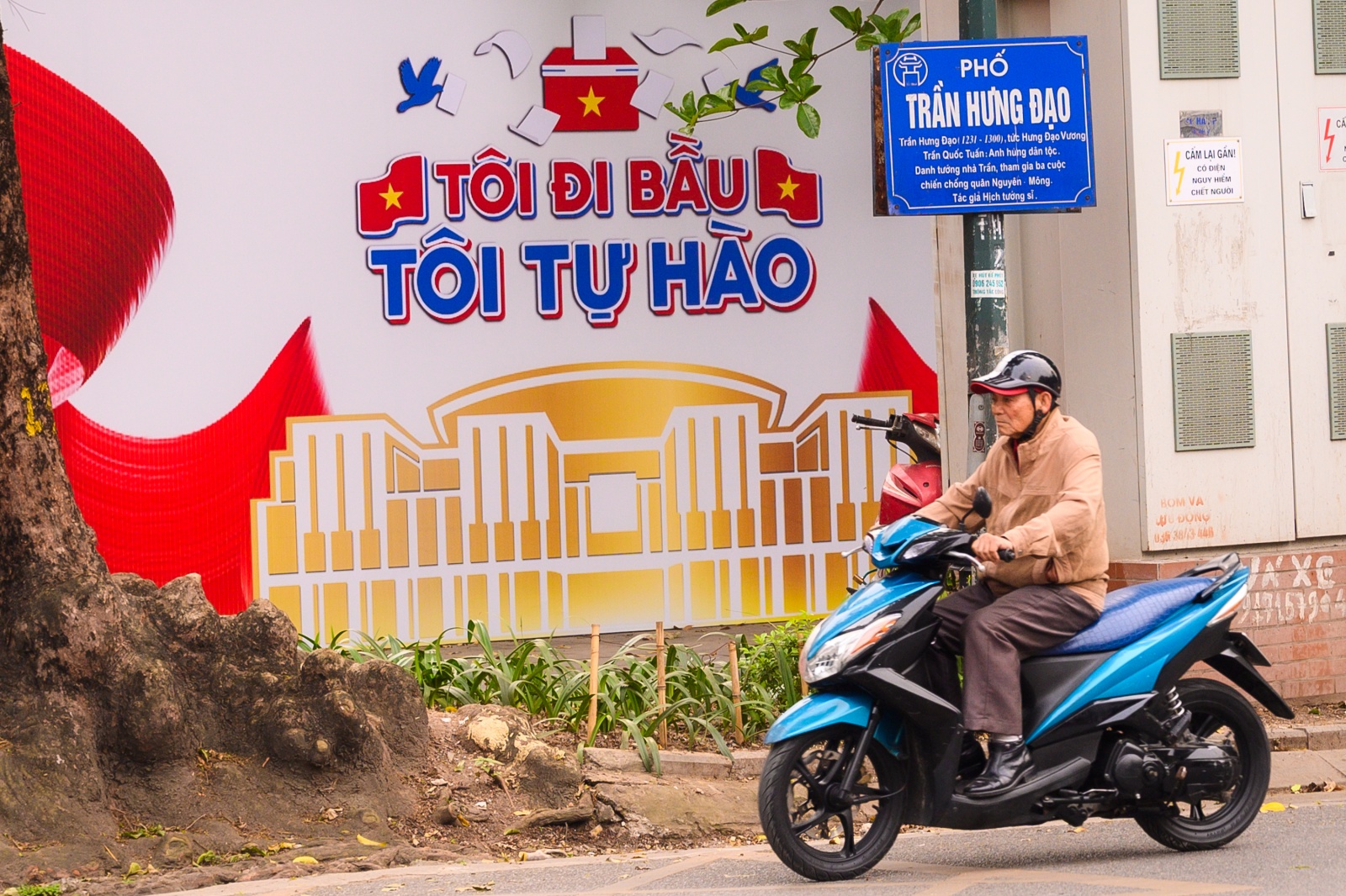 Th&agrave;nh phố rực đỏ cờ hoa, kh&ocirc;ng kh&iacute; Ng&agrave;y hội bầu cử đang đến rất gần!- Ảnh 12.